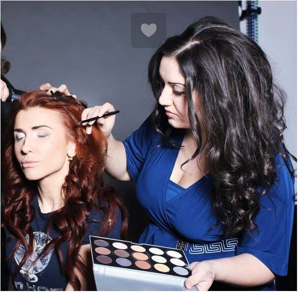 Dit moet je even zien, deze vrouw kan toveren met Make-up! Dit wil elke vrouw toch?