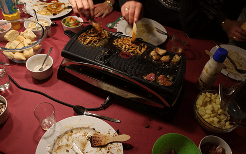 Bah, een vies gourmetstel! Met DEZE tip maak je hem stralend schoon! Je hebt het wondermiddel al in huis!