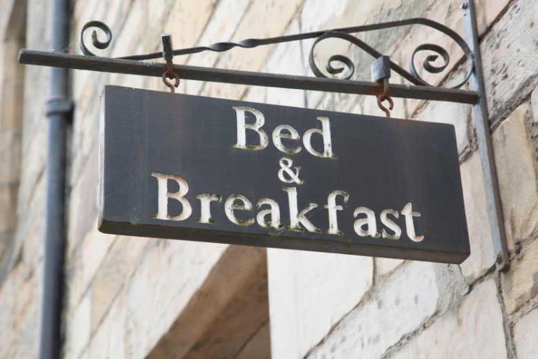 Kijkers in shock door graftombe-kamer in Bed & Breakfast