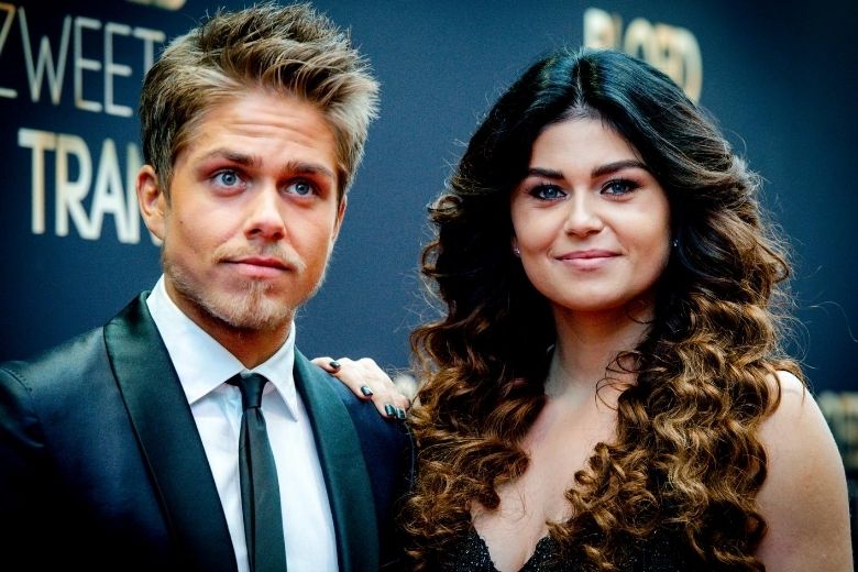 Daar is-ie dan: de herenigingsfoto van Roxeanne en André Hazes