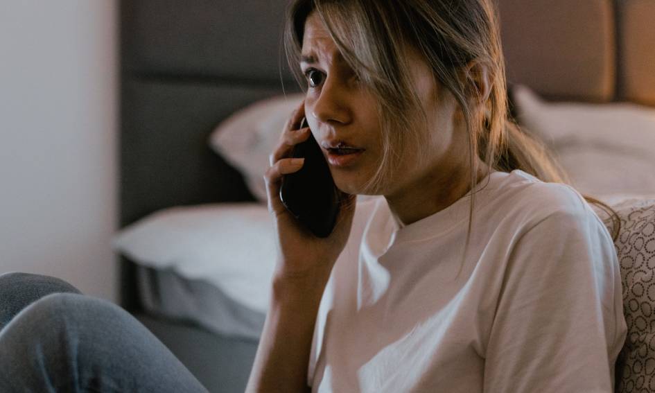 Vrouw vertelt: 'Mijn vriend grapt steeds dat hij me wil vermoorden'