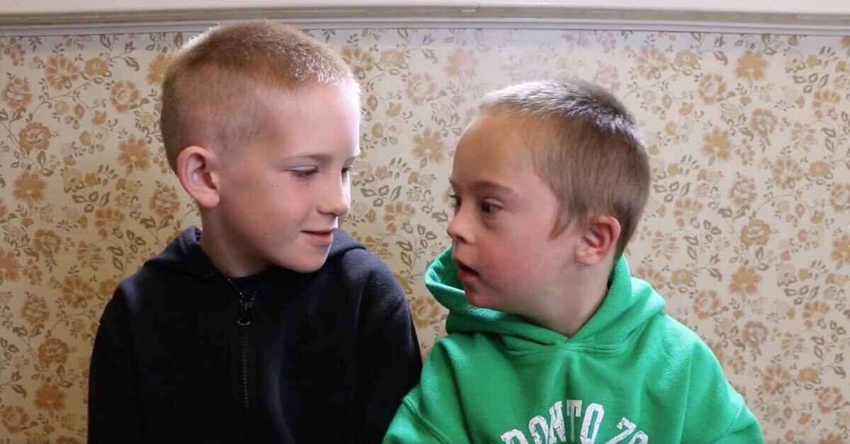 Deze jongen met het syndroom van down heeft een waanzinnige broer. Als hij dit vraagt, smelt je weg!