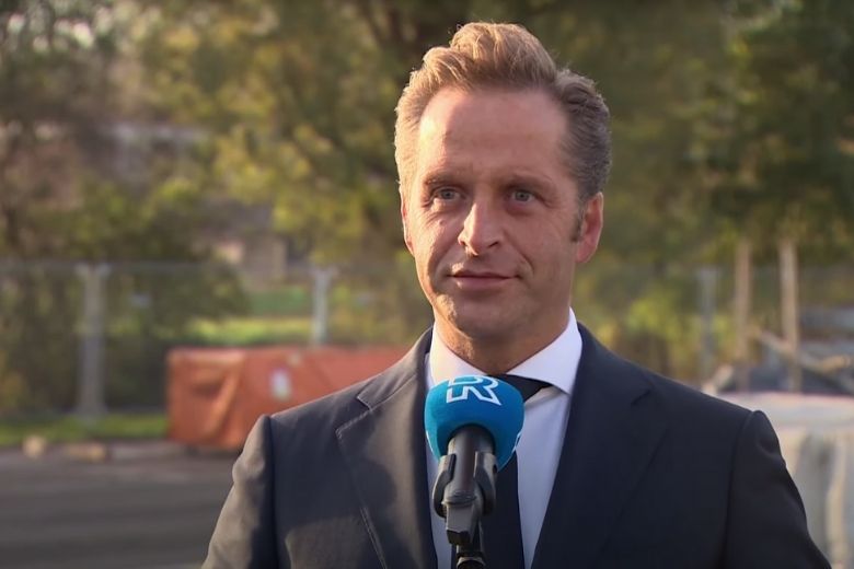 Hugo de Jonge geeft toe: 'We hadden eerder kunnen vaccineren'