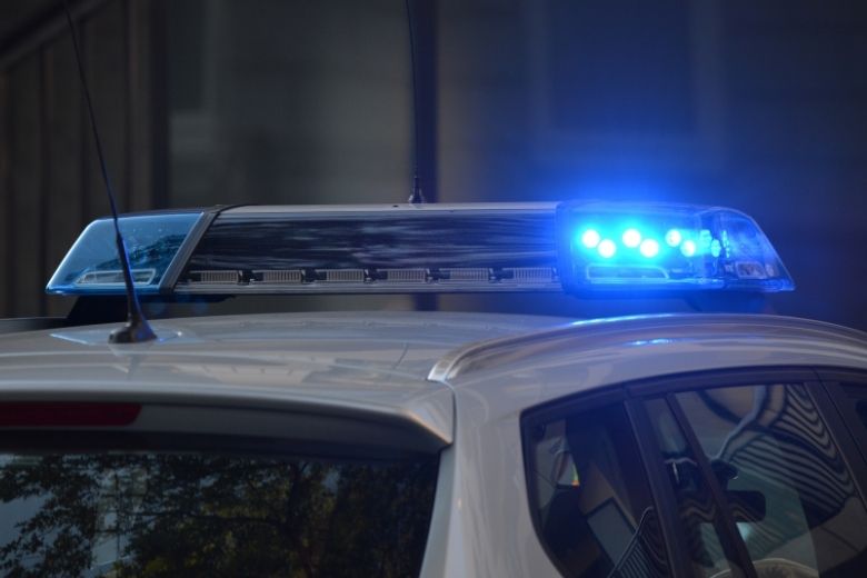 Agenten houden maaltijdbezorger aan en bezorgen maaltijd zelf