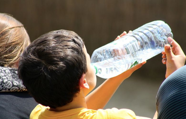 Zo zorg je ervoor dat je kind voldoende water drinkt tijdens deze hitte