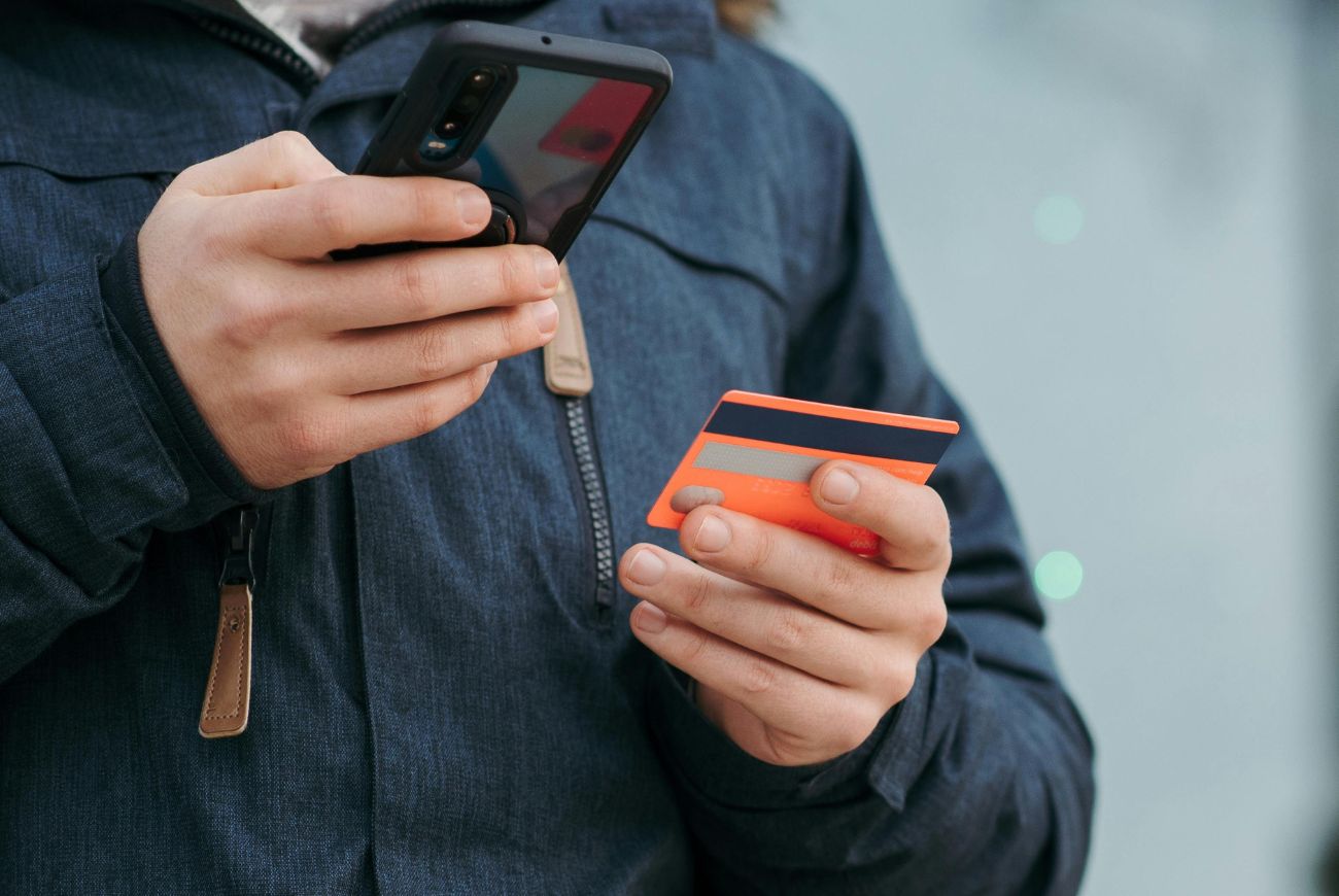 Sasha's verloofde koopt stiekem producten voor zijn broer met haar creditcard