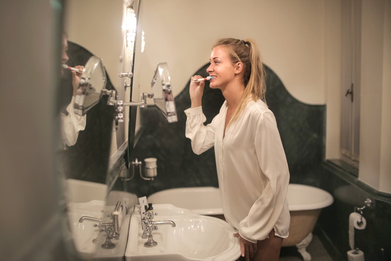 Tandenpoetsen onder de douche? Dit is waarom dat geen goed idee is