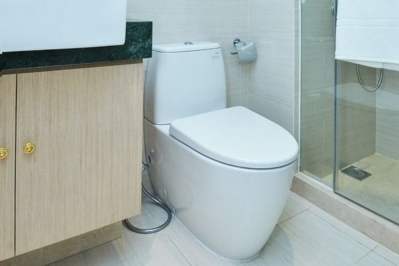 Waarom blijft een toilet doorlopen? Het kan liggen aan de stortbak