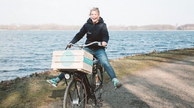 Geen zin om bij je ouders langs te gaan, de kat te voeren of je schoenen te poetsen? Carlijn neemt alle rotklusjes zó van je over!