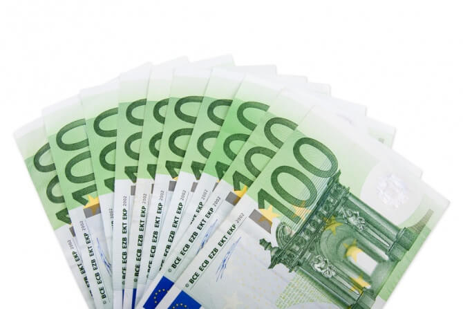 Er zijn 40.000 handtekeningen opgehaald voor het burgerinitiatief basisinkomen. Iedereen krijgt dan €1.000 per maand! Lijkt dat je wel wat?
