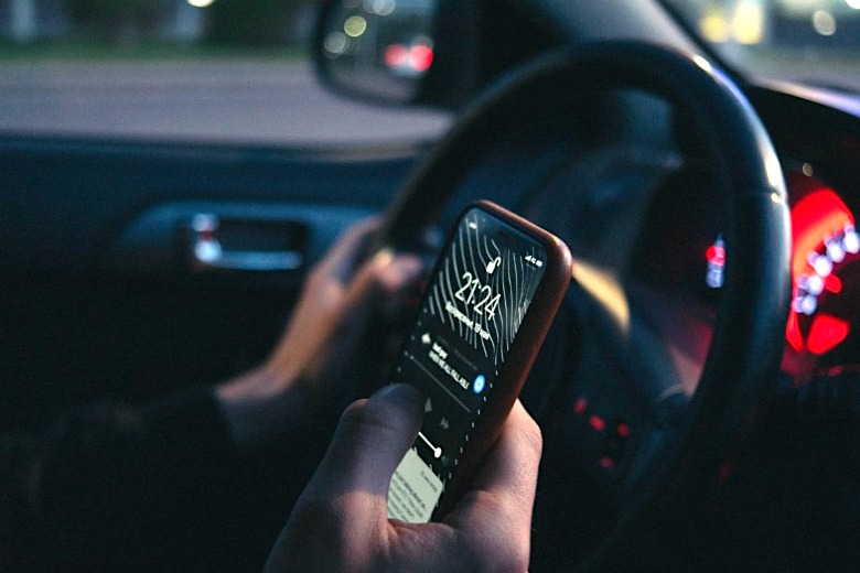 Appen achter het stuur: 'Politie zet camera in die smartphone herkent'