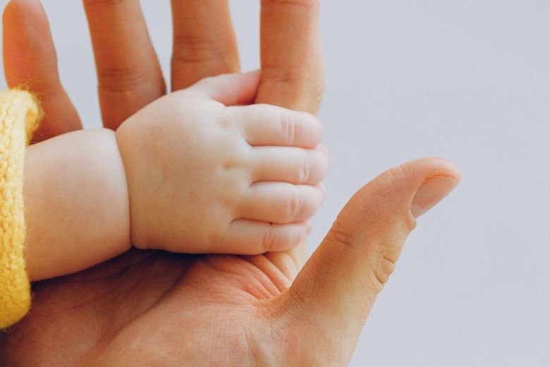 Hartverscheurend: homostel moet baby na 15 maanden teruggeven aan biologische moeder