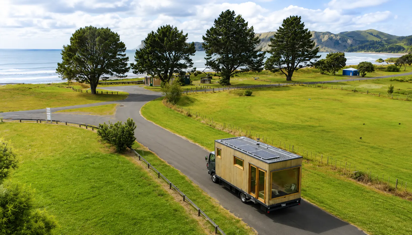 Een vrouwelijke solo-reiziger combineert een tiny house met een caravan — het resultaat is verbluffend