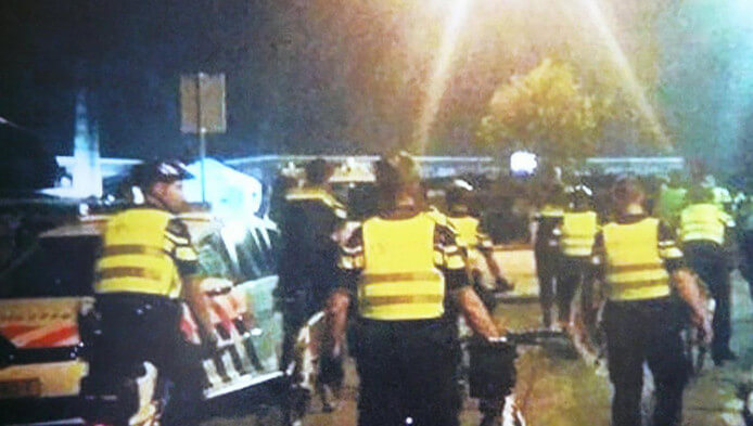 Honderden stappers in Amersfoort keren zich MASSAAL tegen de politie. Getuigen gezocht, delen svp!