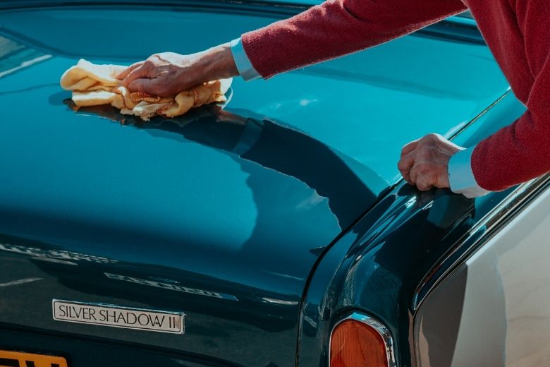 Auto onder de vogelpoep? Dit is waarom je hem direct schoon moet maken