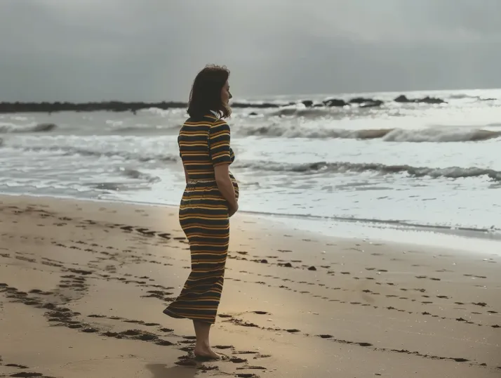 Man fotografeert zwangere vrouw maar ziet iets verrassends op de achtergrond