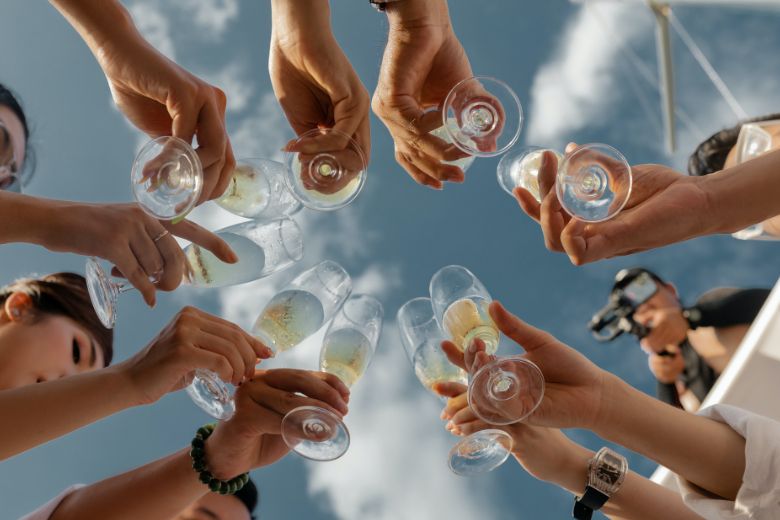 Aha: dit is waarom alcohol drinken vaak wordt gezien als 'gezellig'