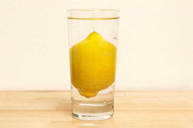 Ze deed een citroenpitje in een glas water en je gelooft niet wat er gebeurde!