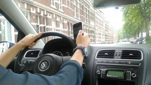 Ze willen de smartphone blokkeren in de auto als je harder dan 30 km/u rijdt. Terecht?