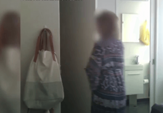 Deze vrouw filmt haar huisgenoten en doet een walgelijke ontdekking... Ongelofelijk dit!