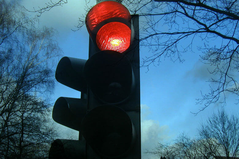 Dit gebeurt er als je je telefoon gebruikt terwijl je voor een rood stoplicht staat