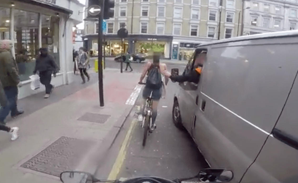 DEZE fietsende vrouw neemt wraak op bestuurder na seksistische opmerkingen.. En hoe ze dat doet? Fantastisch!