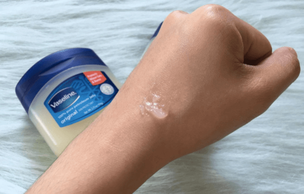 Wil je mooiere wimpers? Dan zou Vaseline weleens de oplossing kunnen zijn...