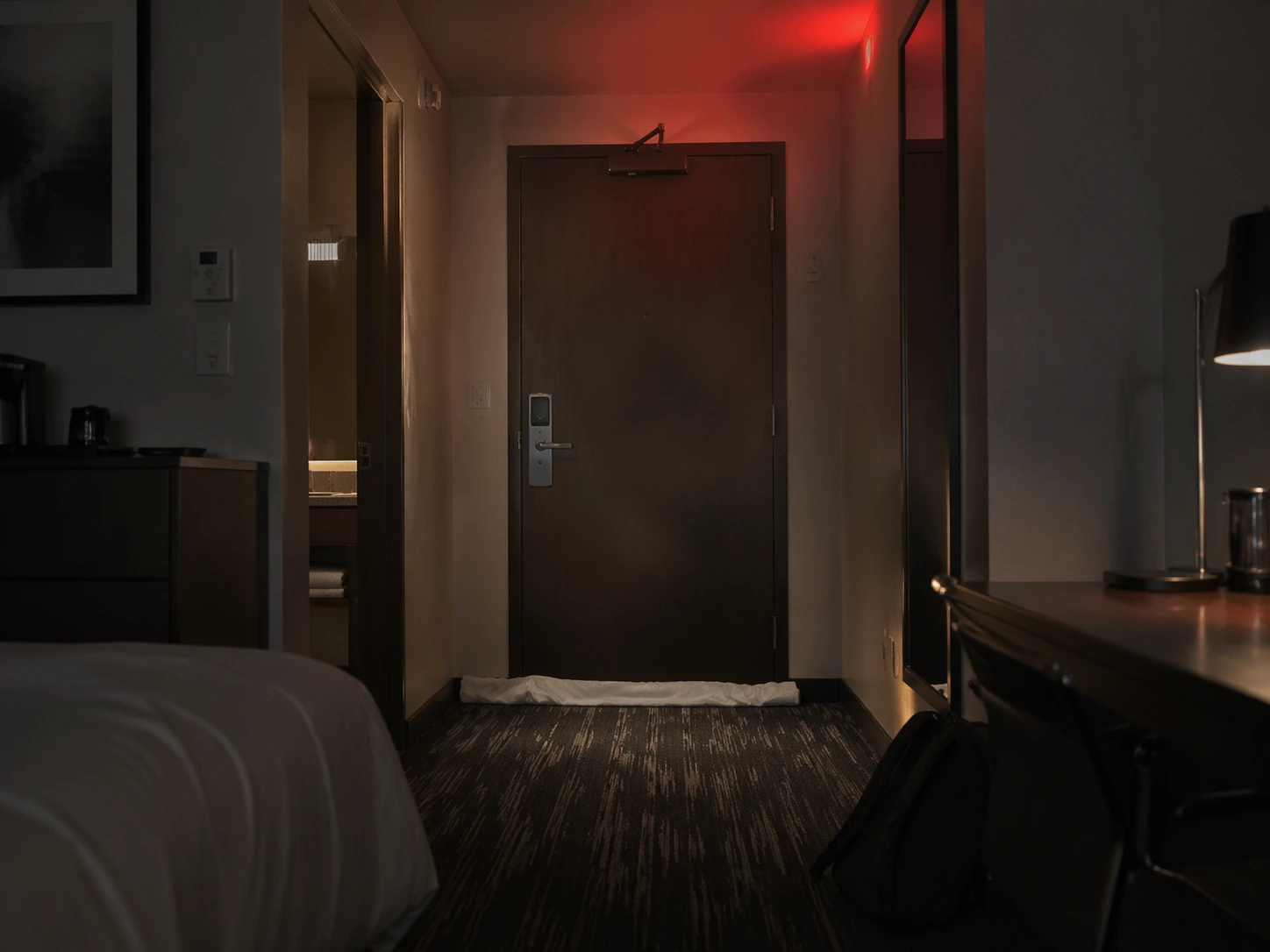 Leg altijd een handdoek onder de deur van je hotelkamer. Dit is waarom.