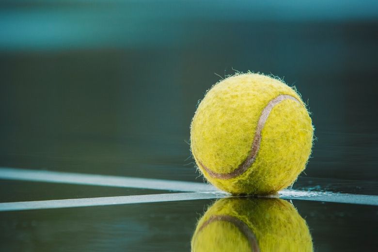 Dít is de reden waarom je altijd een tennisbal in je handbagage moet hebben