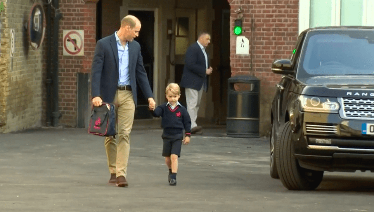 Prins George nerveus voor eerste schooldag: houdt vader Williams hand goed vast
