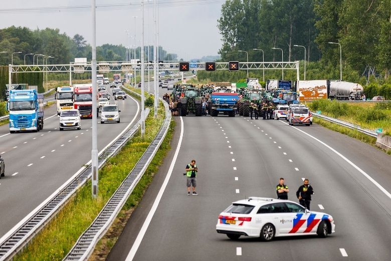 Politie schiet gericht bij boerenprotest Heerenveen