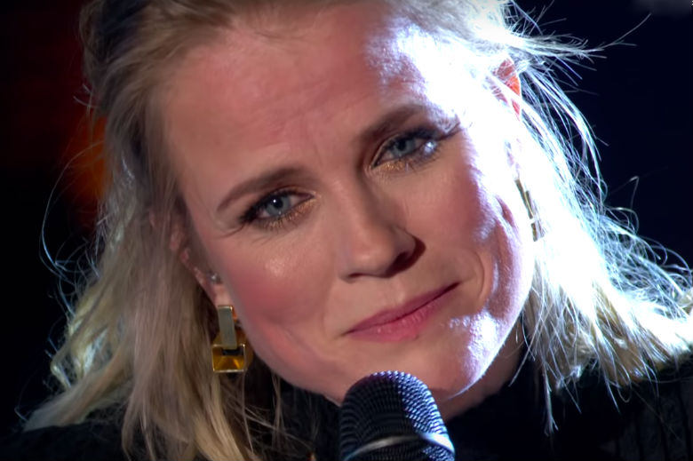 Ilse DeLange ontroert kijkers door in het Nederlands te zingen