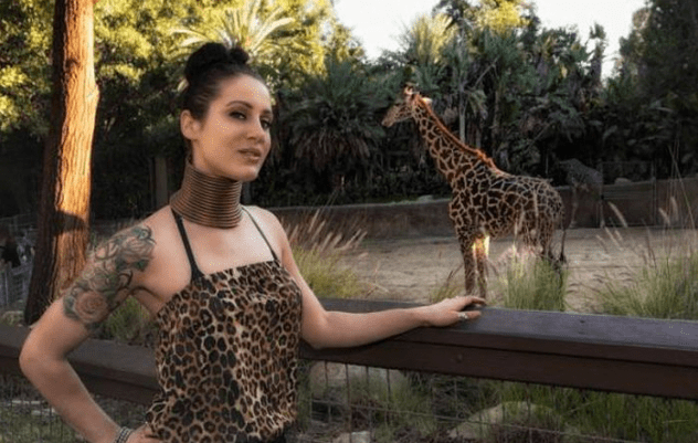 De verontrustende waarheid achter de vrouw die een giraffe probeerde te worden!