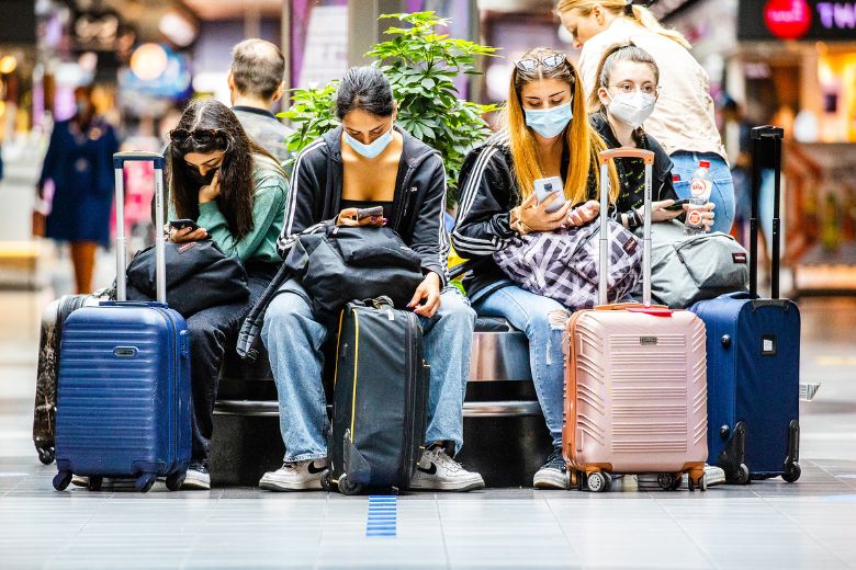 Drukte Schiphol houdt aan, nog steeds lange rijen: 'Kom op tijd'