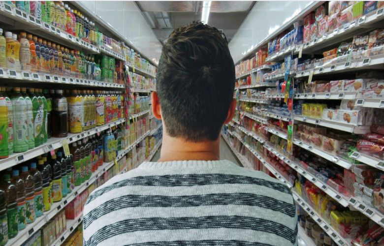 Bescheiden man neemt voor maar 16 euro aan boodschappen mee tijdens 1 minuut gratis winkelen