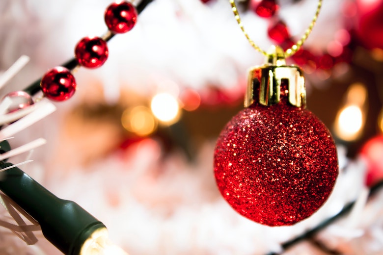 Kerstballen met glitter? Zo voorkom je dat de glitter loslaat