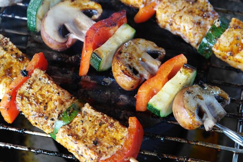 Zo maak je een barbecue met oude vetresten schoon