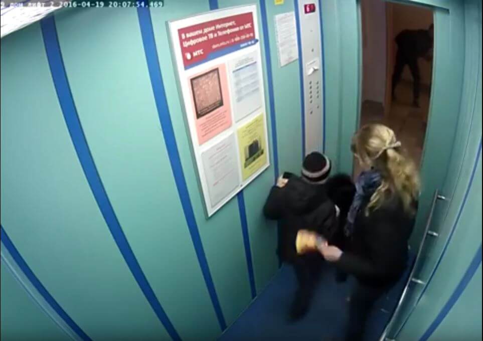 Te bizar: een hond beleeft bange momenten in de lift! Waarom doet die vrouw niks?