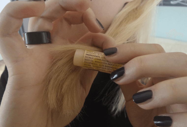 Heb jij wel eens lippenbalsem op je haar gesmeerd? Als je DIT leest ga je het meteen doen!