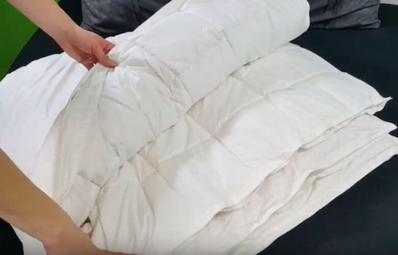 Tijd om je winterdekbed op te bergen? Met deze truc past-ie makkelijk in elke kledingkast