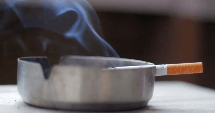 Goed nieuws voor de rokers: je mag blijven roken op het terras en in rookruimtes! Balen of blij mee? Vertel het ons!