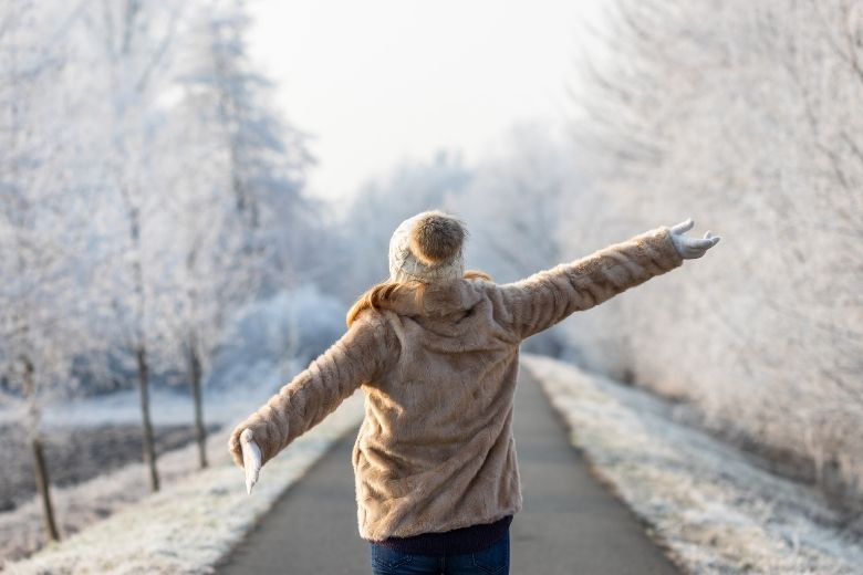 Om deze 6 redenen is wandelen in de winter extra goed voor je