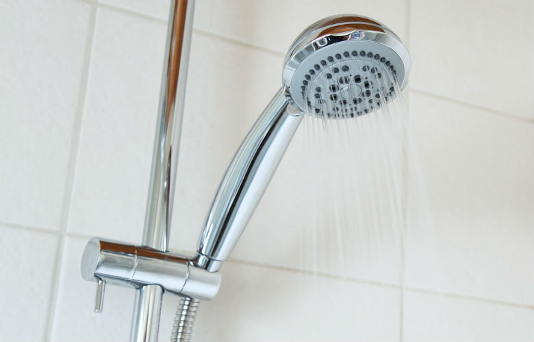 Dit is waarom je warm moet douchen tijdens een hittegolf