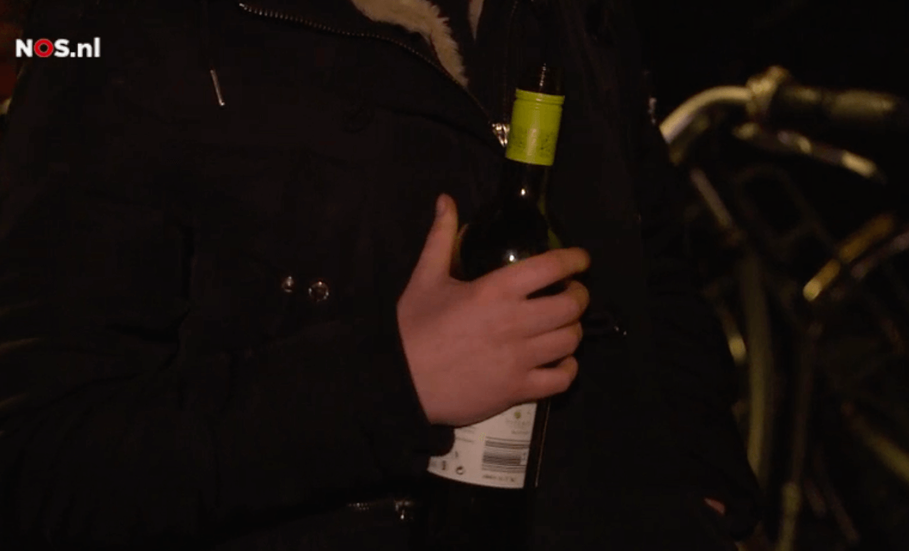 'Super beschaafd opgevoed' minderjarig dronken meisje in tranen als politie haar ouders wil bellen!