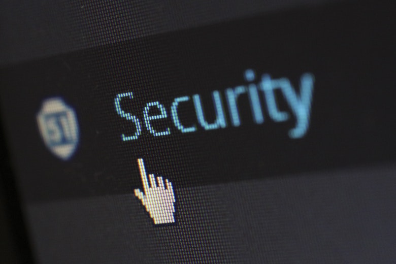 Oplichters actief: ouderen benaderd met valse mails over boosterprikken