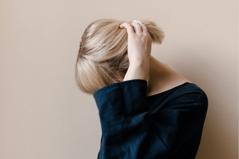 Oei: dit doen al die alcoholische versnaperingen met je haar