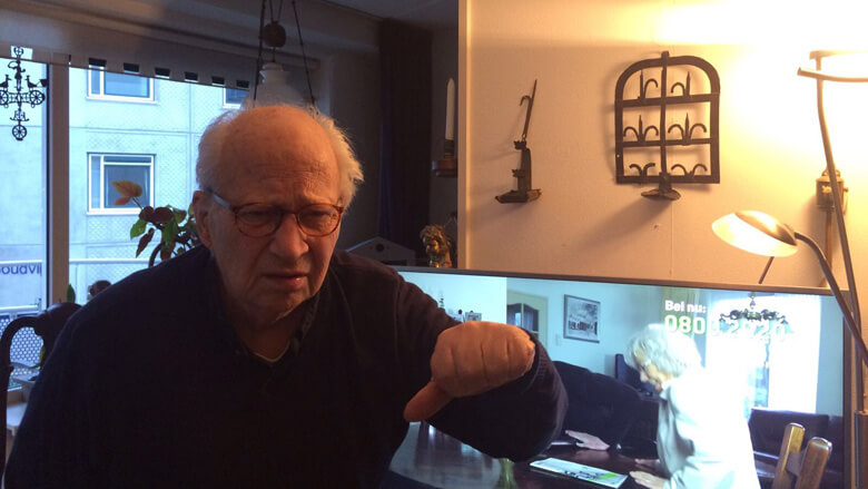 Deze oude man is doof en kijkt graag tv met ondertiteling van teletekst maar wat de Media Markt hem dan aansmeert? Belachelijk!