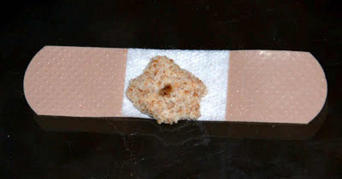 Ze doet een stukje brood op de pleister van haar kind voor een trucje dat wij nog niet kenden!
