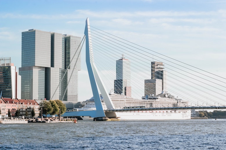 Heftig: schepen botsen op elkaar onder Rotterdamse Erasmusbrug