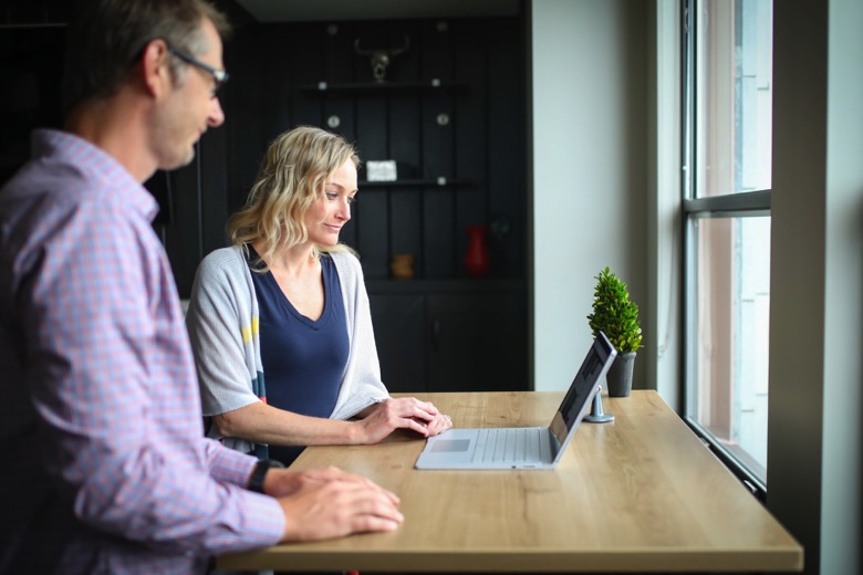 Werk je staand? Dit is hoe vaak je even moet zitten